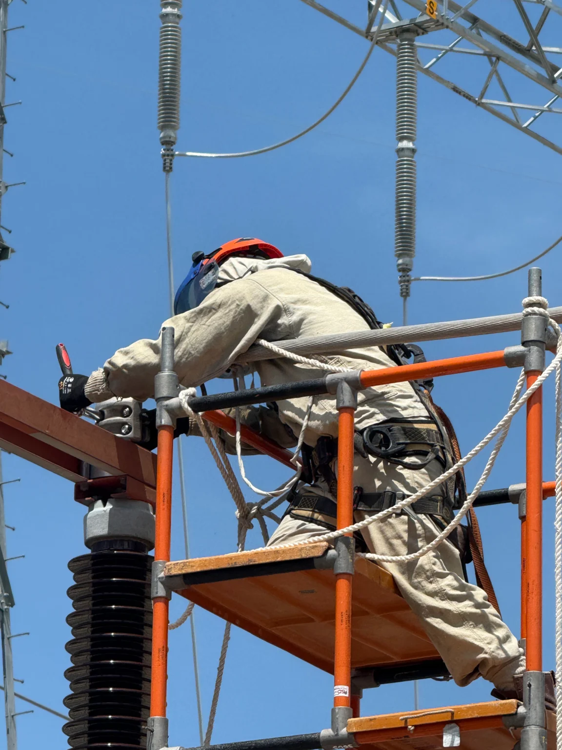 Tecnico Tec haciendo mantenimiento en subestacion